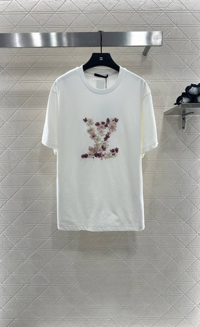 Louis Vuitto*2025新品上架 立体花朵字母 定制Yb进口棉府绸材质 透气舒适 质感十足 宽松落肩Oversizedt恤裁剪 凸显品牌格调 采用克重
