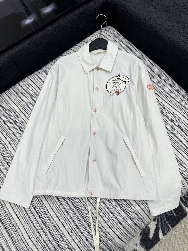 爆款现货 原版定制 Moncle*｜联名款2025新品翻领抽绳夹克外套 定制Yb进口棉涤材质 舒适好穿 挺括有型 宽松外套版型 重工刺绣充满童趣色彩 尽显品牌高