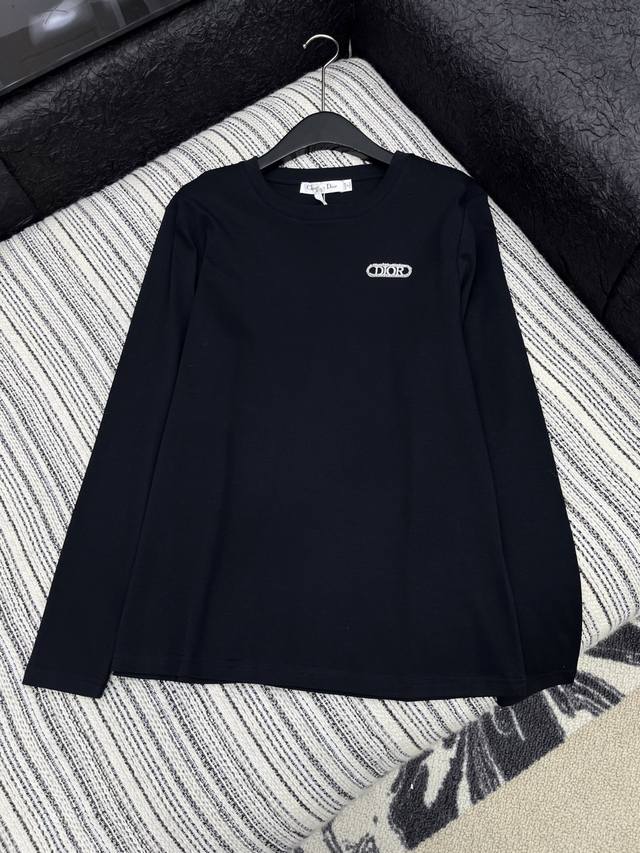 爆款现货 原单品质 Dio*｜25早秋新款圆领长袖打底 不同于传统的正式感 是比较慵懒随性的 面料是非常舒适的 做工细节之处见真章 经典又百搭的款 无论是日常出