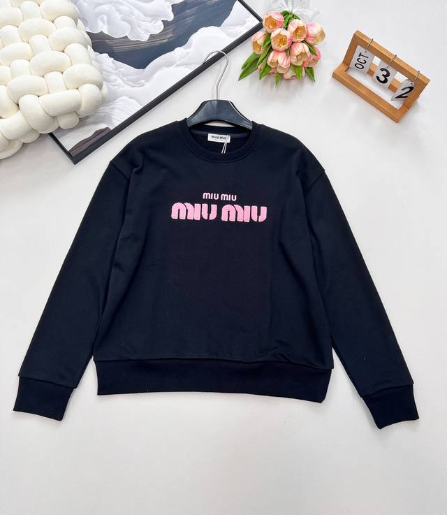 Miu Miu秋冬新款粉色毛巾绣毛圈棉卫衣，直接把少女心焊在身上！ 谁能拒绝少女粉与Miu的神仙适配？自带滤镜的温柔粉色，撞上立体毛巾绣字母标识，软糯质感里藏着
