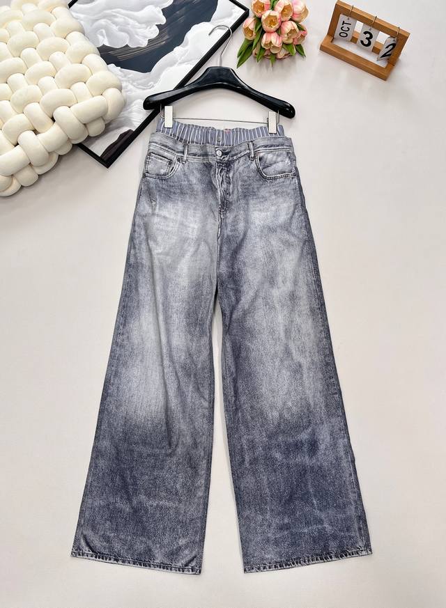 Acne Studios 新款轻薄假两件印花休闲裤，这款休闲裤采用假两件设计，打破常规，视觉上营造出层次感，仿佛是两件单品的巧妙搭配，既时尚又独特 。同时，做旧