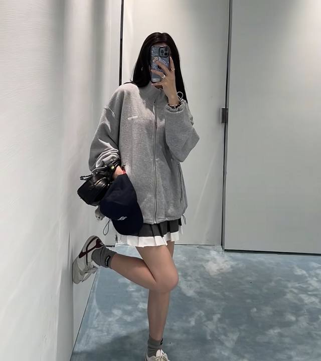 Miumi*25Ss春夏新款 字母刺绣立领拉链外套。原版开发！高版出品！这件灰色的外套上身真的挺舒服的，下摆抽绳可以缩紧防风，户外穿或者通勤都很百搭。休闲系列，