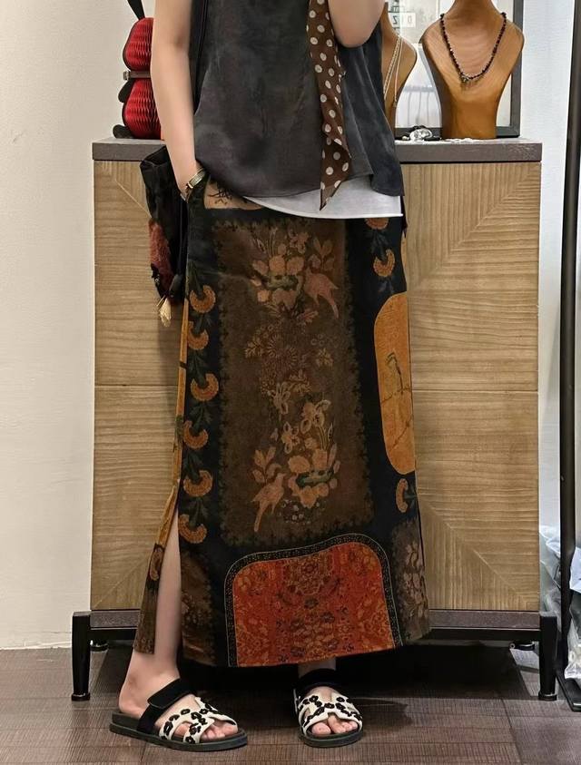高级复古独特香云纱印花半身裙，A字版型把胯宽腿粗都藏得严严实实 走起路来裙摆摇曳生姿，油画风格色块印花既有古典油画的高级感，又不失现代简约的时髦范 Smlxl