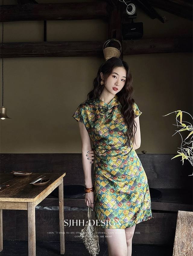 主推大爆款首批大量出货绝美改良旗袍短款人丝香云纱连衣裙 提花凸立体肌理感增强旗袍的奢华感和层次感，领口中式盘扣保留旗袍的东方韵味 现代艺术感与中式美学的融合碰撞