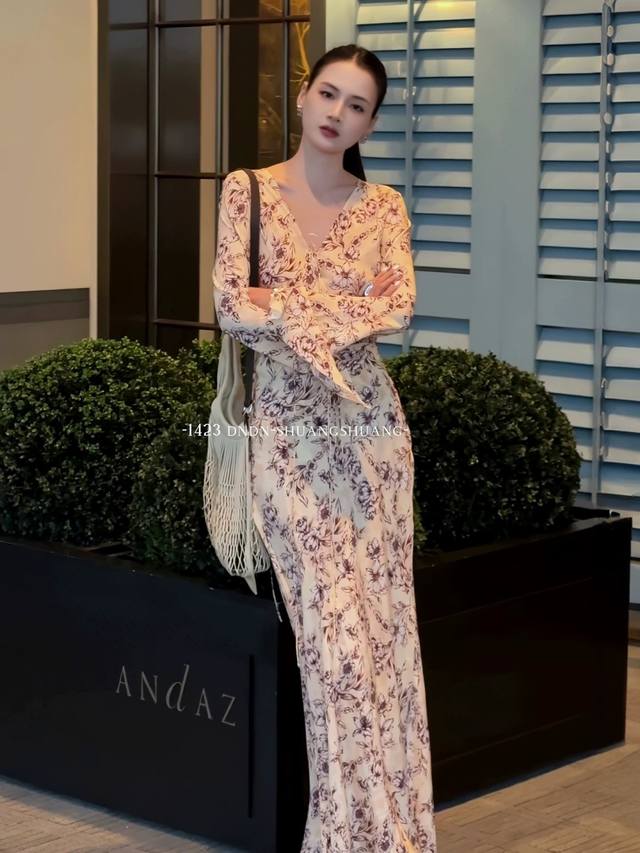 独家设计款真丝裙大量出货阿玛施油画感设计真丝长裙 行走的浪漫主义 丝滑的面料勾勒身形 系带轻垂锁骨生花 层层晕染 仿佛从印象派画布裁下一角春光 转身时裙摆漾开柔