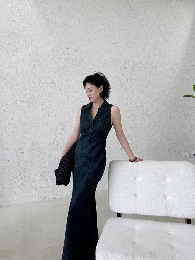 爆款大量出货爆款蓝色无袖真丝长裙，自带松弛高级感真丝面料丝滑垂坠，贴肤透气，把夏日精致与舒适狠狠拿捏~无袖设计搭配利落翻领，勾勒肩颈线条，走路带风超有气场。独特