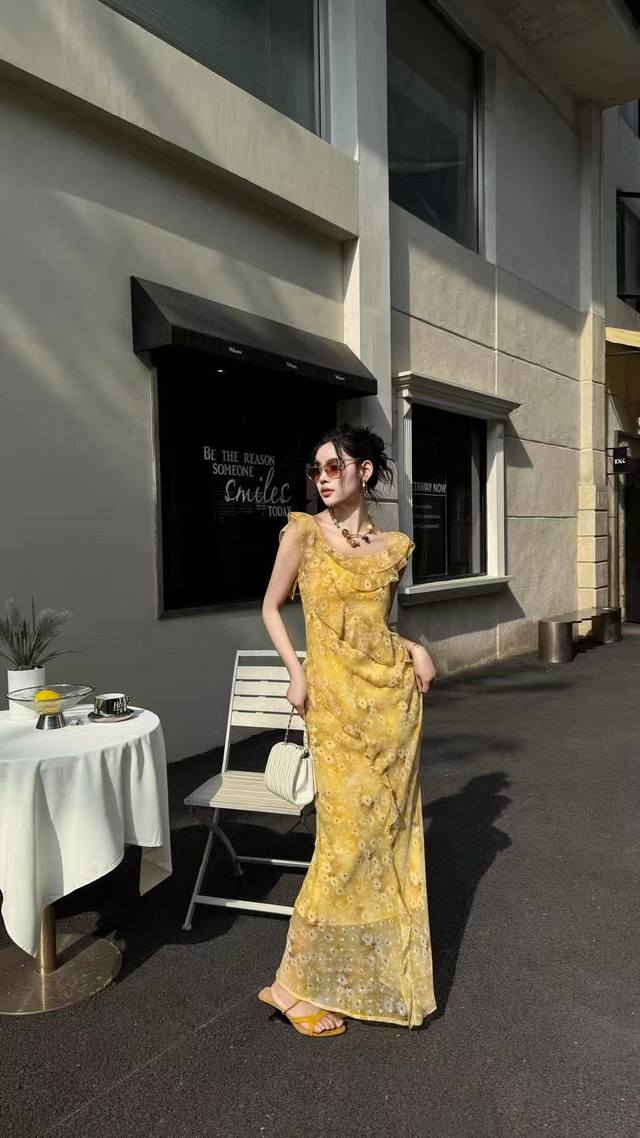 氛围感法式高级感优雅气质显瘦连衣裙 明亮的黄色晕染着细碎小花 满是夏日烂漫气息层层荷叶边灵动俏皮 勾勒柔美肩线 鱼尾裙摆摇曳生姿 将优雅展现得淋漓尽致 Smlx