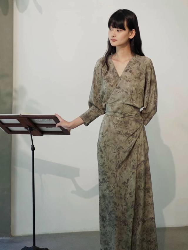 绝美！！定制大爆款竹叶墨画真丝裹裙 西班牙小众 大气斜裁砂洗真丝围裹式连衣裙，松弛无规则的版型，围裹式设计，不限制身型，九分袖V领，修饰颈部线条，全件不使用拉链