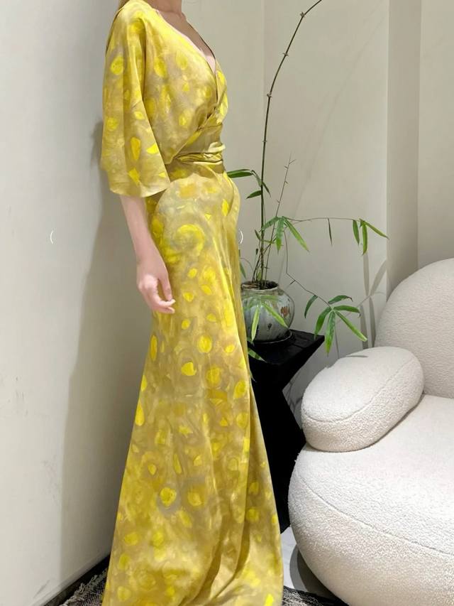 爆款主推柠檬黄真丝茶歇裙 西班牙小众仙女牌 树叶印花砂洗真丝围裹式无袖长裙，慵懒茶歇裙，喇叭袖裹身版，下半身围裹式设计别出心裁，裙身系结随意调节，真丝水墨印花，