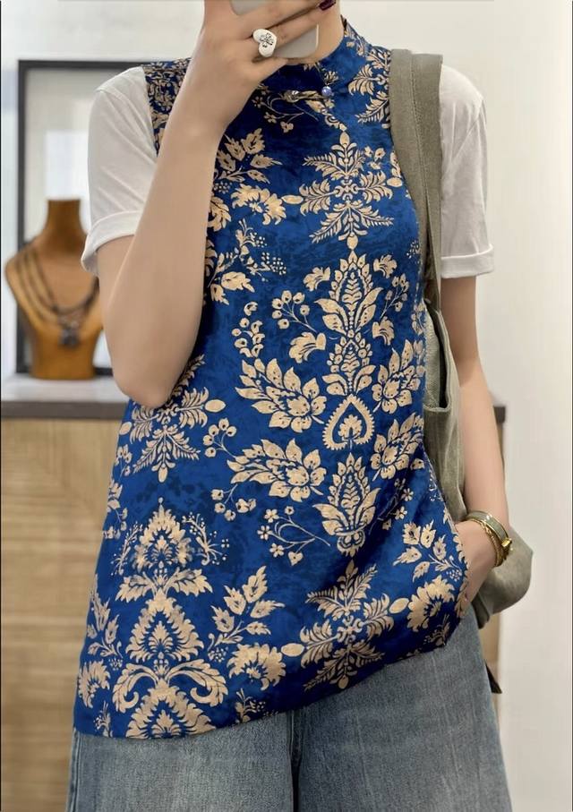 高级版香云纱大量出货重磅奥黛香云纱，深邃浓郁的蓝色作底金色繁花肆意铺陈，精心雕琢奢华又不失韵味。中式的典雅风情尽显。内搭简约白T休闲与贵气并存，演绎东方女性的万