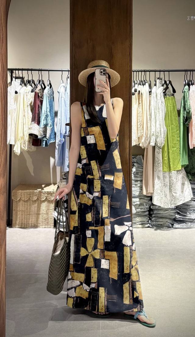 高级主推原创设计轻奢气质别致印花连衣裙 圆领设计简约而不失大气，恰到好处地展现出颈部的优美线条，既保留了东方女性的温婉含蓄，又透露出一丝现代的时尚感，整体气韵拿