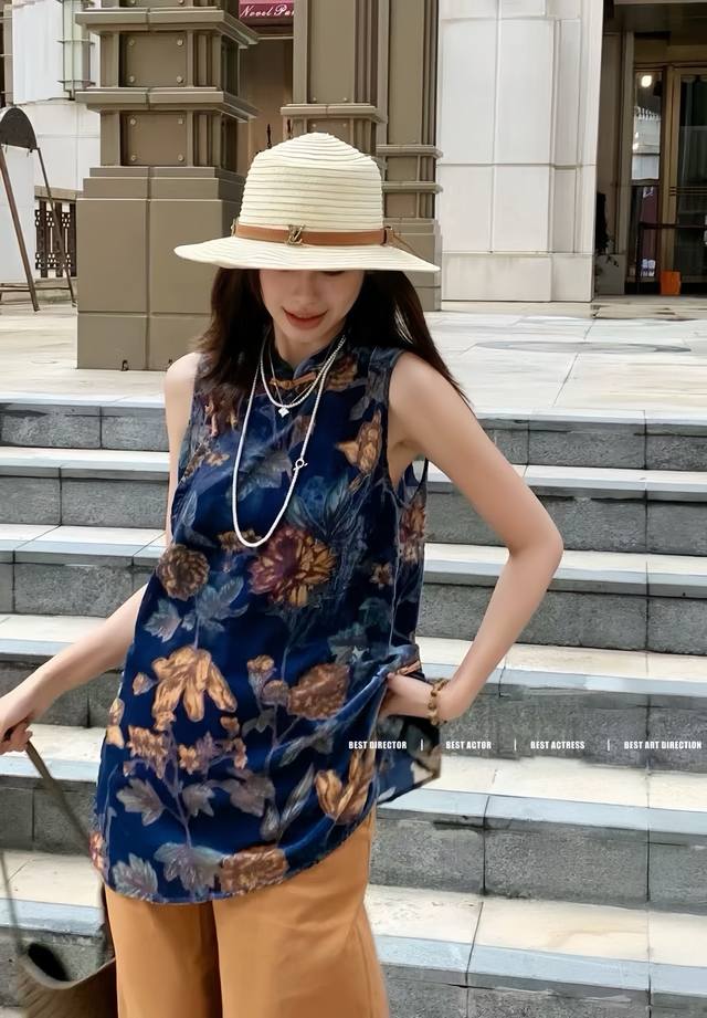 无敌爆款 复古中式立领丝绒旗袍裙，衣身布满精致提花图案，线条流畅且富有层次感。侧边中式盘扣点缀，融合传统韵味与时尚感，尽显优雅别致 Smlxl