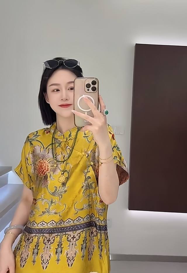 无敌爆款 高级时尚盘扣印花中式中长裙 衣身布满传统花卉纹样 下摆有精致边饰 融合古典韵味与时尚感 尽显东方美学 Smlxl