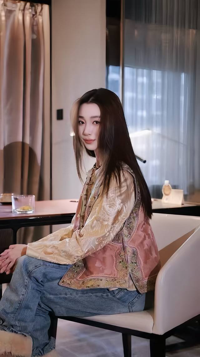 抢货爆款 高端中式精致刺绣暗纹提花马甲 轻奢名媛温柔风 绝美 高级感十足 穿出新中式的贵气感 粉色黄色 以大货为主Smlxl 款号Xy7239455