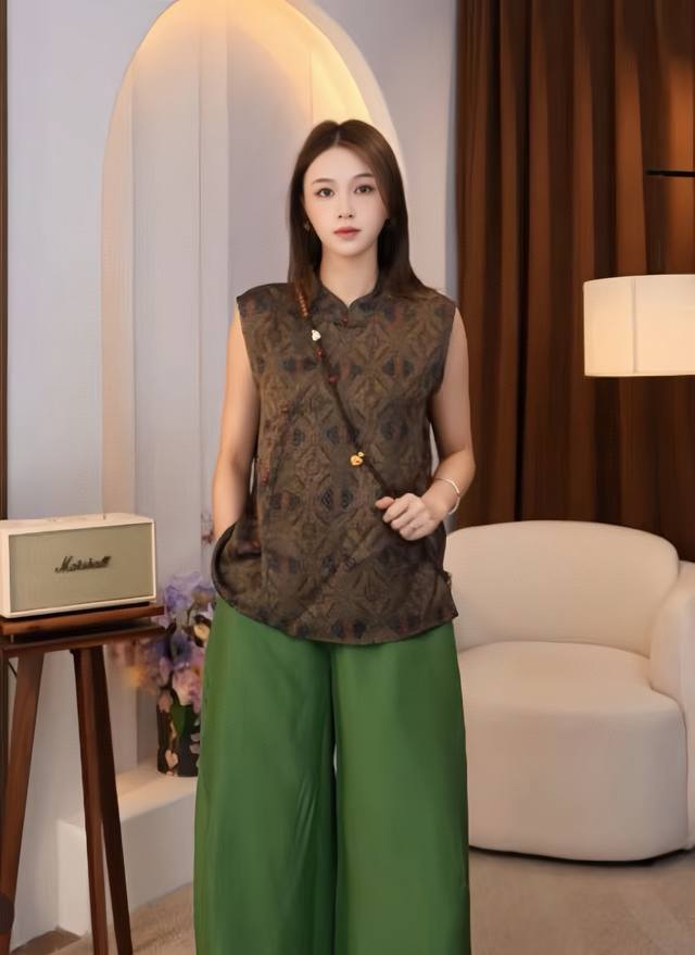 无敌爆款 复古中式立领提花中长马甲 衣身有印花图案，盘扣点缀，风格古典雅致，呈现出传统与时尚融合的韵味 Smlxl