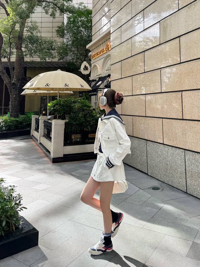 Miumiu套装Miumi*Fw早秋新品上架 海军领牛仔外套短裙=套装 定制Yb斜纹全棉牛仔材质 质感十足 水洗工艺确保不易串色染色 翻领牛仔外套短裙套装剪裁