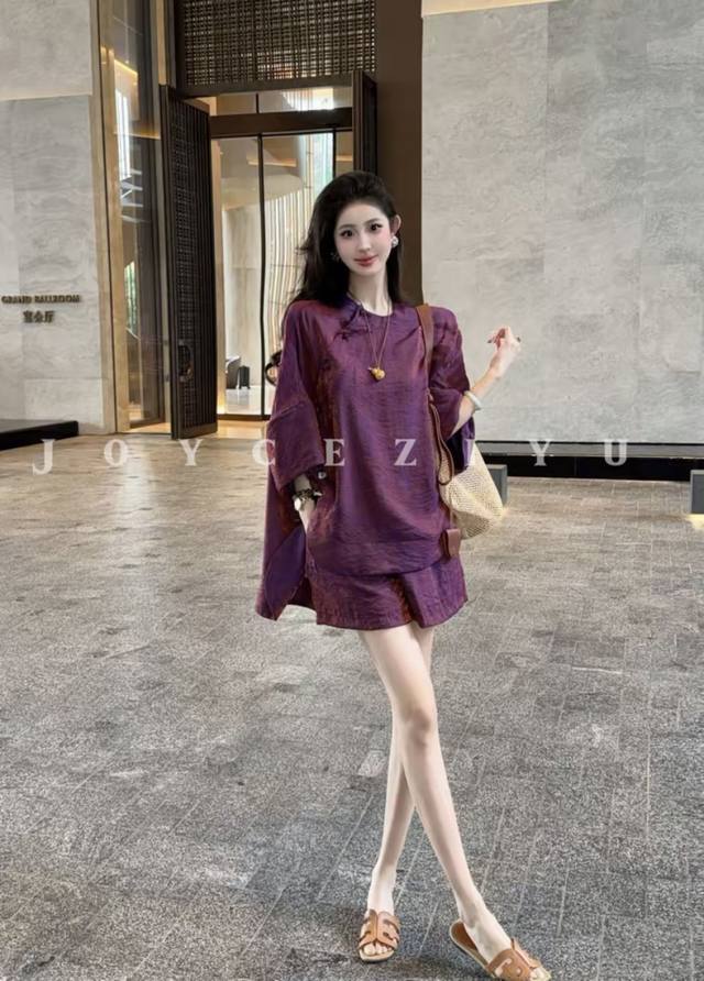 爆款大量出货紫气东来浮光锦套装 绝美！紫色调如春日云霞透着温柔与浪漫 定制高级提花暗纹似流光隐现精致又高级 宽松上衣搭配同色系短裤独特的剪裁尽显慵懒随性 复古与