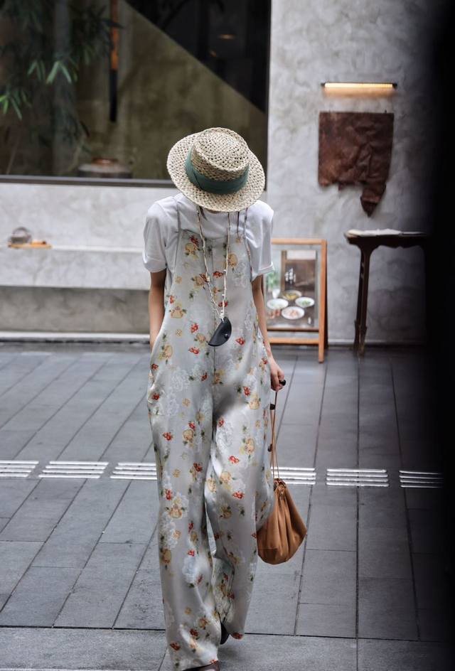 小福芦香云纱爆款福禄双全人丝香云纱背带裤两件套，将复古与高级完美融合。背带裤自带天然的纹理与独特的光泽手感丝滑，上身尽显奢华质感。独特的印花设计每一处都散发着艺