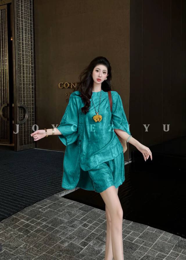 爆款大量出货高级独家浮光锦套装 绝美！蓝色调如春日云霞透着温柔与浪漫 定制高级提花暗纹似流光隐现精致又高级 宽松上衣搭配同色系短裤独特的剪裁尽显慵懒随性 复古与