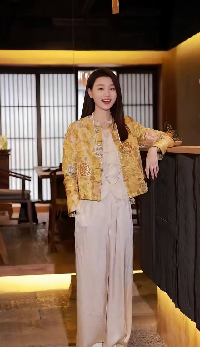 抢货大爆款 轻奢高级中式繁花盘扣外套，金线勾勒出古韵风姿 东方美学的新时尚 将传统与时尚精妙融合 每一眼，皆是东方韵味的优雅绽放 Smlxl