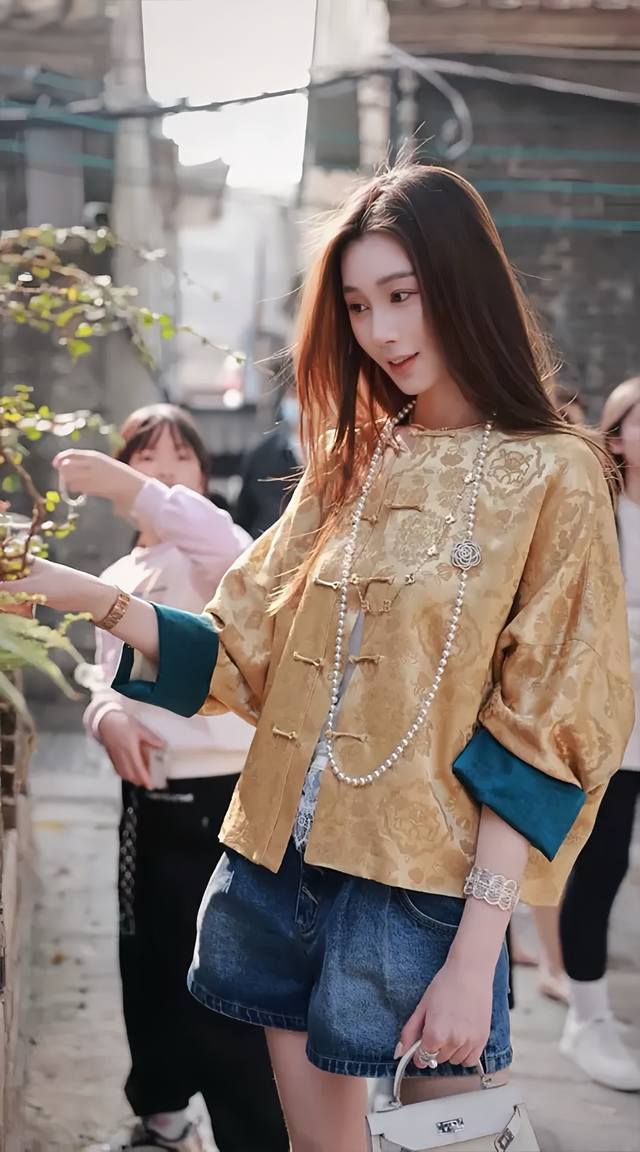 无敌爆款 高定轻奢新中式提花盘扣撞色外套 藏在春日的东方美 温婉的大气之美 一整个都是出落有致的世家大小姐即视感 Smlxl