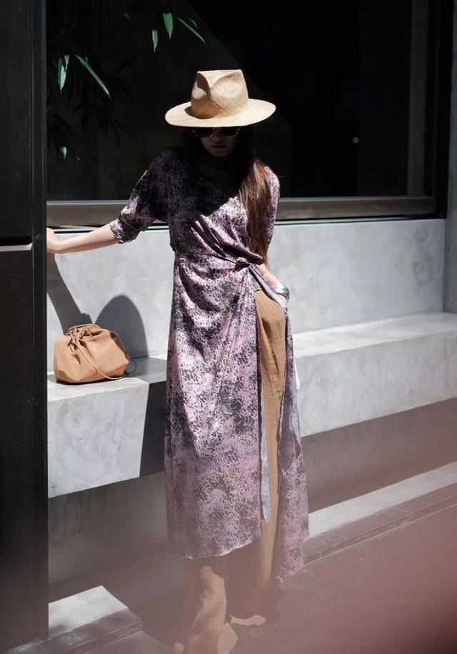 高级版爆款现货主推 重磅真丝连衣裙强势来袭 自由，坦率的表达爱意，典雅又大气。现代时装不规则剪裁，精选重磅真丝斜纹绸，悬垂有挺度，柔和光泽提升品质感。增添舒适度