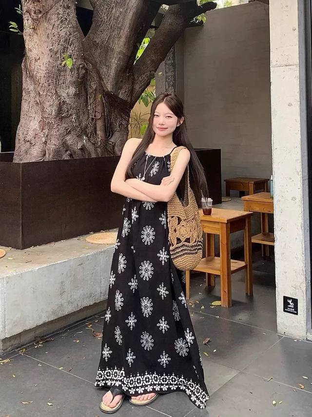 重磅推荐 法式浪漫度假风吊带连衣裙邂逅自在时光 缀满精致花纹图案 如夜空中闪烁的繁星 轻盈面料随海风舞动 勾勒曼妙身姿 开启独属于你的浪漫旅程 Smlxl