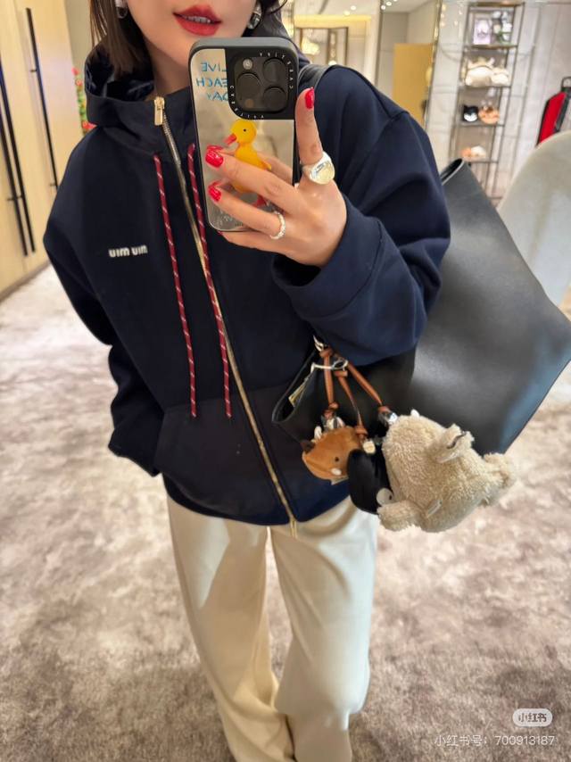 Miumiu外套 Miu家 25早秋新款 连帽拉链卫衣外套 帽子与大口袋相呼应 拼接尼龙面料 深蓝色连帽短款外套 运动休闲风 版型微宽松 上身很显气质时髦 推荐