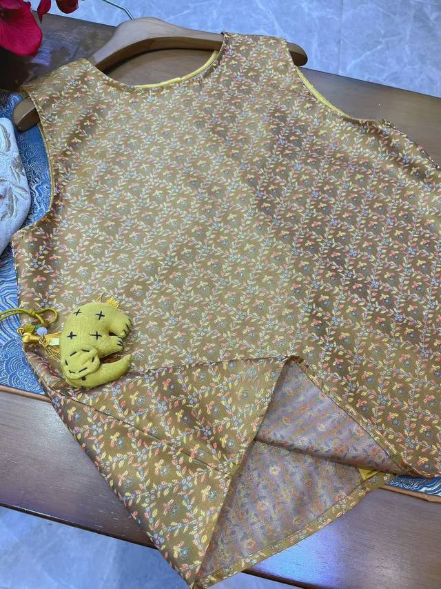 高级版主推中式老钱风 内敛贵气的轻国风两穿马甲 初秋叠穿很有松弛老钱气质 织锦面料泛着的光泽更增加了华丽的质感 一针一线都独显新中式之美 Smlxl