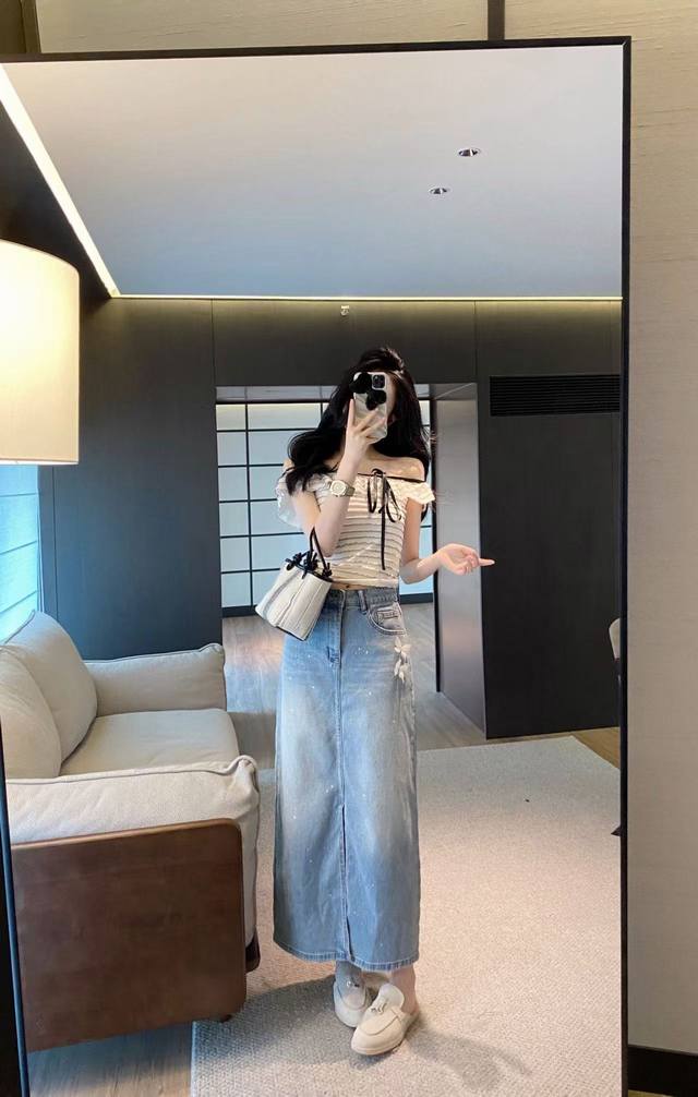 重工蝴蝶烫银牛仔半裙 浅蓝牛仔自带松弛感，立体蝴蝶+烫银细节，灵动又吸睛 高腰开叉设计，拉长腿部线条，搭露肩上衣，优雅与甜酷融合，日常出街、约会都适配，把浪漫穿