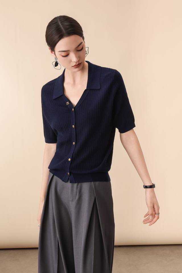 秋款上新30羊毛金扣V领中袖上衣 M-Xl