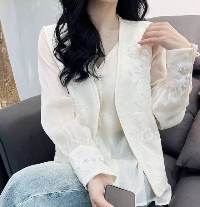 马甲 260上衣 无敌爆款翻单出货早秋高货 超重工花萝桑蚕丝订珠独立两件套上衣 可分开单穿 面料：马夹：真丝醋酸。上衣：花萝欧根纱桑蚕丝 颜色：黑色，白色 尺码