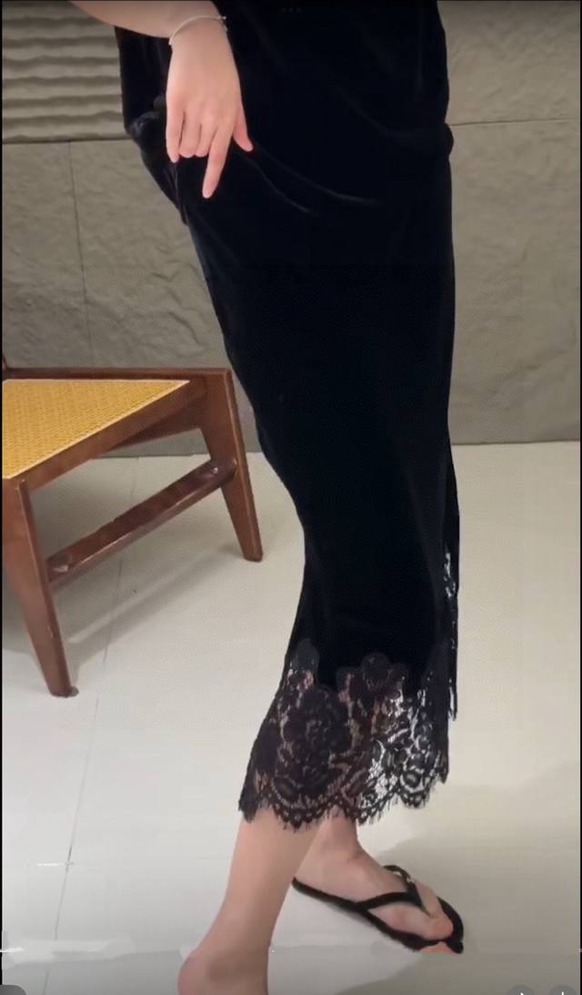 爆款推荐蕾丝花边拼接真丝绒半裙 定制蕾丝花边，重工拼接工艺， 面料：真丝绒面料 颜色：黑色