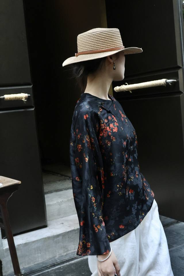 独家原创秋品上新现货 爆美桑蚕丝香云纱小衫 浓绿万枝红高级复古贵气 面料：桑蚕丝香云纱 颜色：绿花，红花 码数：S-Xl
