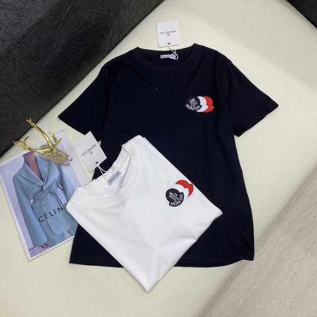 新品 实拍 Mon 新款圆领T恤；采用棉面料质感柔软细腻，定制洗水麦辅料齐。版型修身上身效果舒适好看！ 碼数 S-M-L