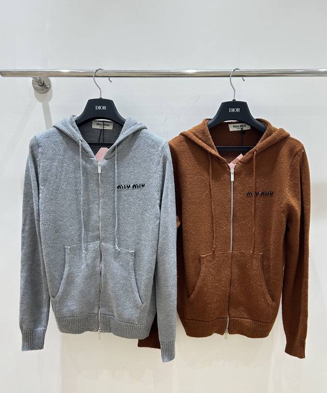 25早秋冬新品，来自Miumiu的时尚之选。字母提花，连帽设计，系带插兜，休闲开衫外套，简约不失格调，为你打造轻松时髦的秋冬造型。”