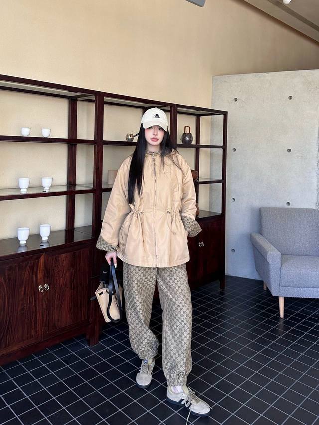 一套Gucc*Fw新款 外套双面可穿 高级系列款 非常高级的进口高密度质地 满身提花面料 仔细看细节 最具特色的1:1高级材质 上身非常飒 干净有品 提气质~~