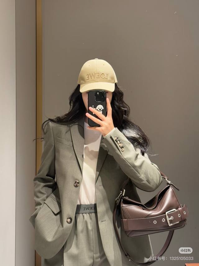 Loewe * 25早秋新款橄榄色后背系带开叉西装外套裤子一套套装 Yb高版开发罗意威的新季后背开叉西装又来啦，高级复古橄榄绿色，区别平常的工作服，让你的正经日