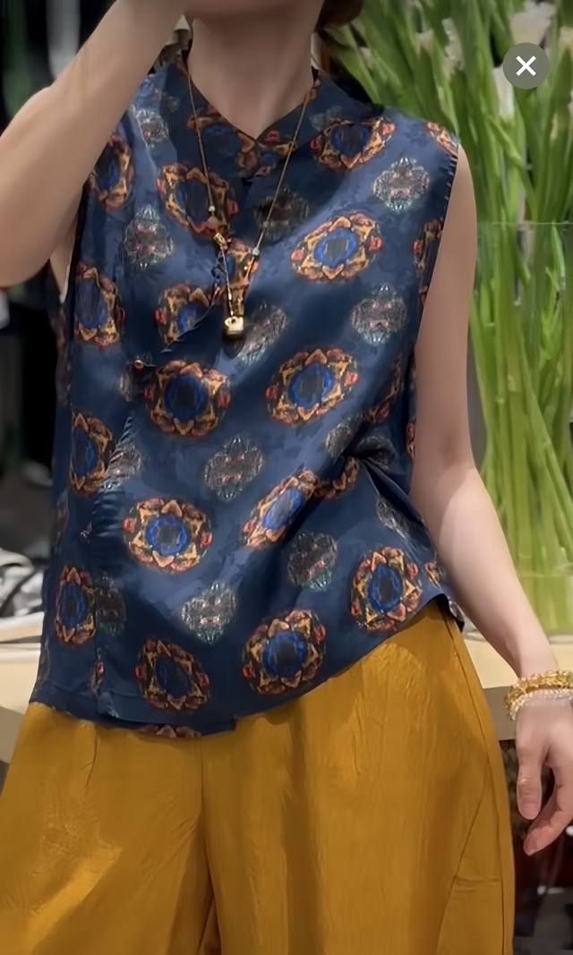 复古中式立领盘扣上衣 衣身布满圆形印花图案 图案色彩丰富 风格独特 兼具复古与时尚感 简约又不失细节 Smlxl