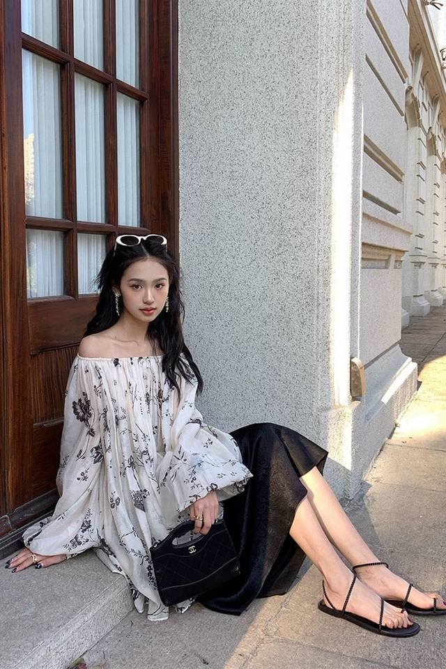 顶尖爆款翻单出货赵露思同款藤曼碎枝印花褶款泡泡袖衬衣 枝蔓的线条流利 生动形象 黑与白的色彩对比 意境高雅不落于媚俗 一字肩展现优美的肩颈曲线 优雅迷人 抽褶设