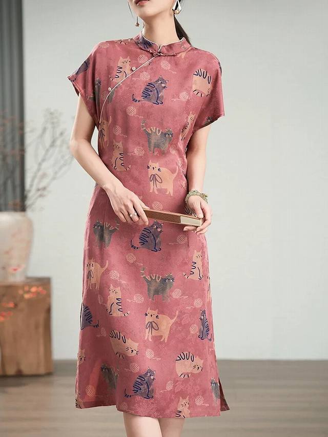 猫咪晕染真丝人丝香云纱连衣裙 粉橘底色晕染温柔氛围，猫咪草木印花灵动俏皮～改良旗袍立领显优雅，修身开衩剪裁藏巧思，亲肤挺括面料自带高级光泽，举手投足皆显东方韵味