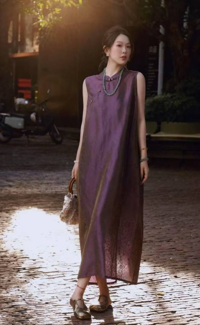 鎏金相云浮光锦真丝裙 高贵神秘的紫色，如同夜幕下的星河，散发着迷人的魅力。鎏金纹理在不同折射下裙身若隐若现，与浮光锦面料相互映衬，行走间流光溢彩，尽显奢华质感。