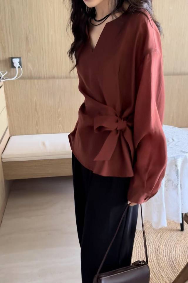 邂逅优雅随性绑带V领衬衫 随性之美 开启早秋篇章。V领拉长颈部线条，显出精致锁骨。绑带元素，可自由调节，塑造曼妙腰线，优雅与随性完美融合。面料质感上乘垂坠感佳，