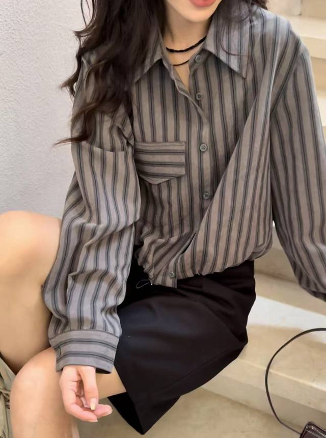 早秋氛围感 雾都漫调抽绳条纹衬衫 经典条纹元素永不过时，自带复古滤镜，轻松拿捏慵懒格调。优质面料，质感高级 大牌品质。抽绳设计别出心裁，可自由调节松紧，打造随性