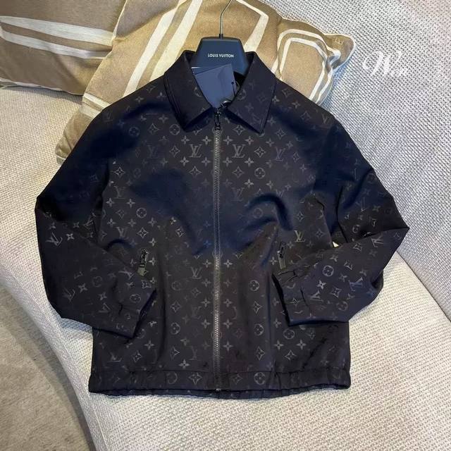 Louis Vuitto*新款套装 舒适度极强 没有理由可以拒绝它。可A可飒的风格，日常通勤穿什么的都是很Ok的，不挑场合的。设计独特 层次感更加丰富，满满小细