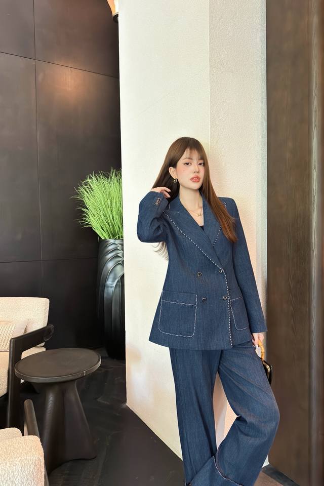 Valentin*新品上架 休闲牛仔西装长裤套装 定制Yb进口斜纹牛仔棉材质 柔软细腻 质感高级 挺括有型 正肩直筒西装高腰系扣长裤套装 外套枪驳领轮廓包边走线