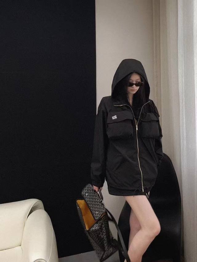Miumi* 缪家新款 尼龙材质连帽装饰大口袋冲锋套装 超级大爆款外套 Os大版型 包容度超近期的冲锋衣时髦感太赞了 两色上身都贼出片 Sml