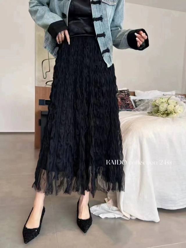 皇家在逃公主波浪裙 有点法式宫廷的感觉 生动的裙摆 让光影随身流动 A字裙型 丰富裙子的飘逸和灵动感 自然散开的裙摆 穿上身后 步履间都会荡漾起涟漪般的流动美