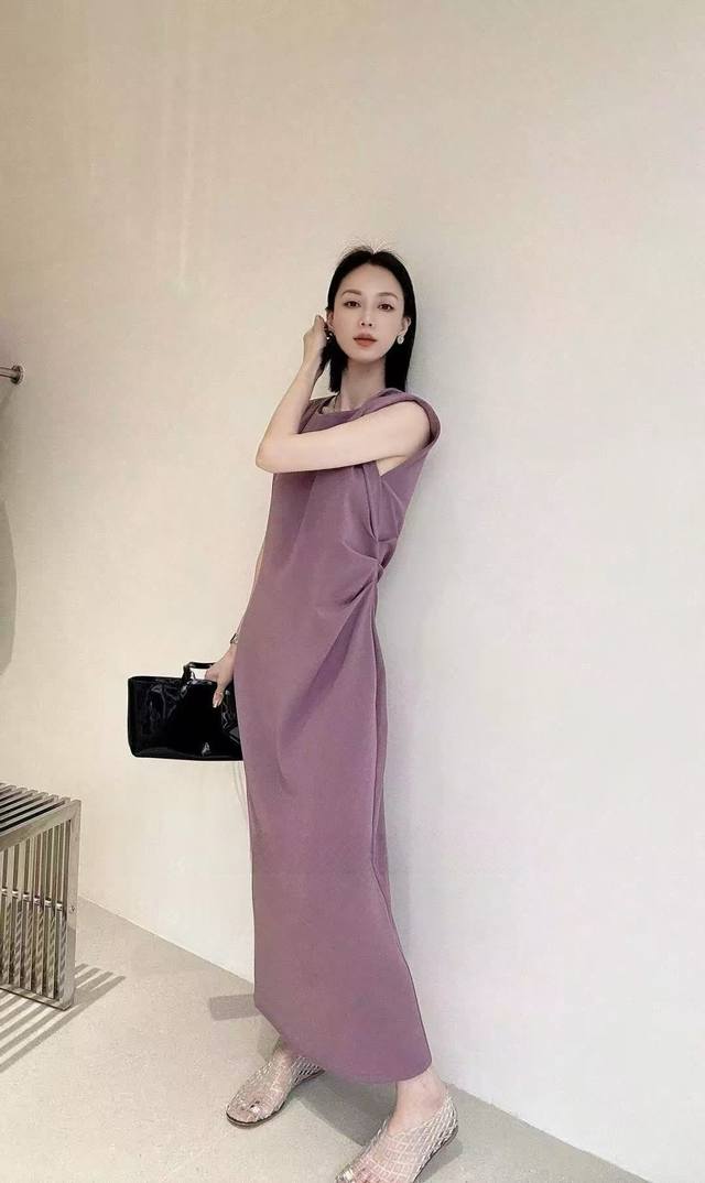 爆款大量现货主推爆单款醋酸平纹布长款连衣裙，优雅纸片人连衣裙，温柔清新的色调，不对称裹身样式与褶裥设计，简约优雅不失层次感，视觉纤瘦身形，高贵紫为造型增添清新趣