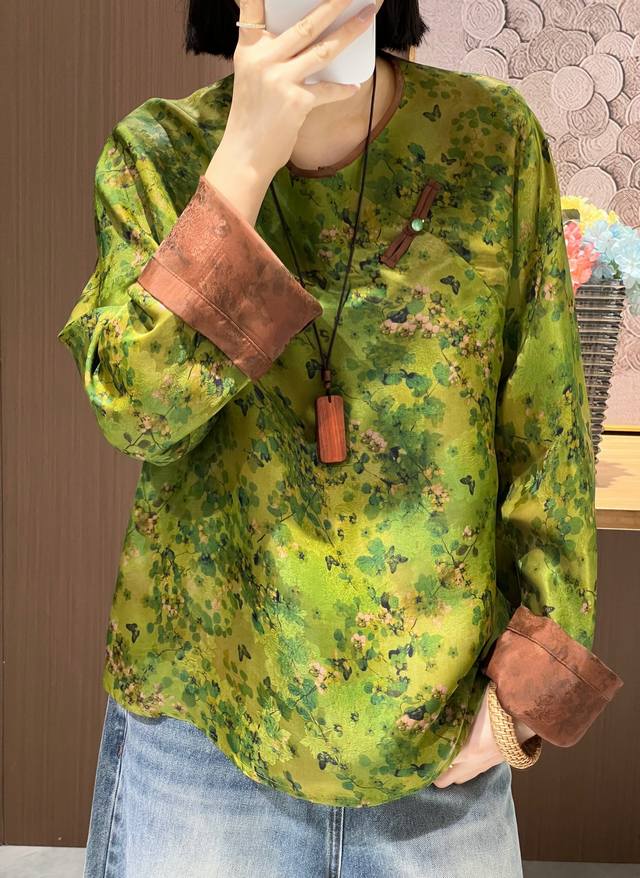 爆款上新 新中式圆领斜襟提花长袖上衣 时尚百搭款式 明亮嫩绿色系 面料:50真丝 50人丝 颜色:嫩绿色 尺码:S--Xxl